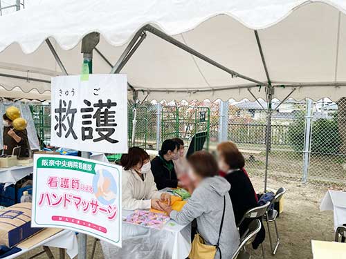 看護師によるハンドマッサージ